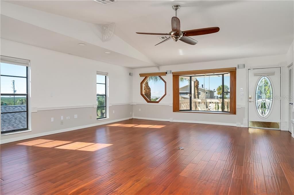 Recently Sold: $550,000 (2 beds, 2 baths, 1660 Square Feet)