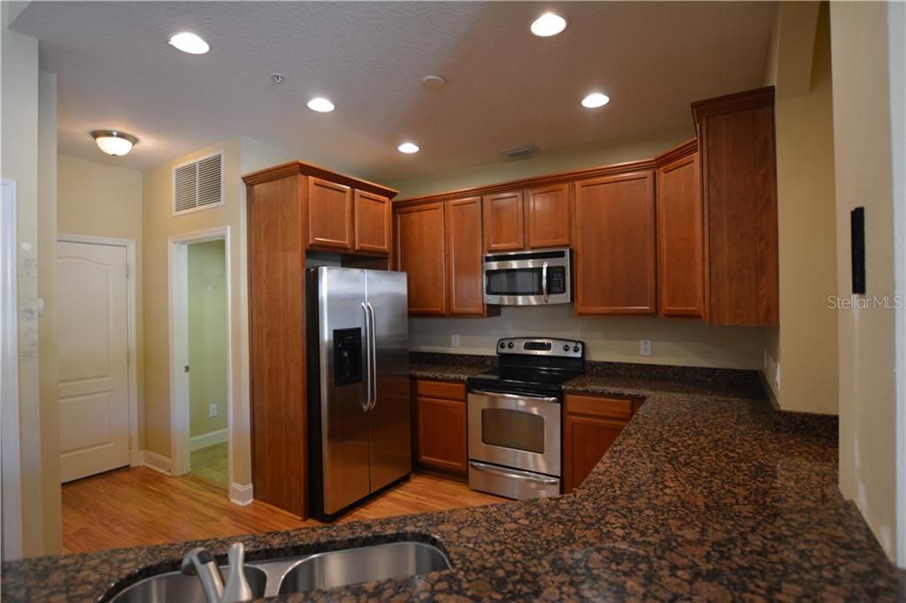 Wood cabinetry, Recessed Lights, Range/oven, microwave, granite