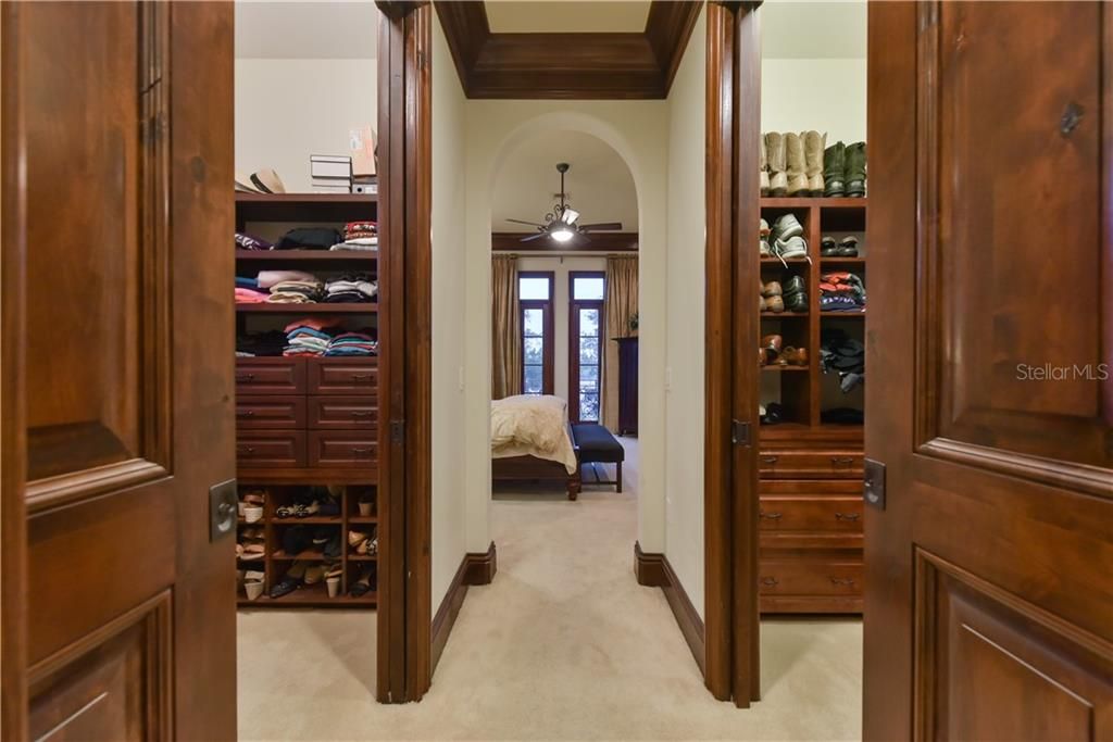Dual walk-in closets with built-ins. Plenty of space for all your clothes, shoes and bags!