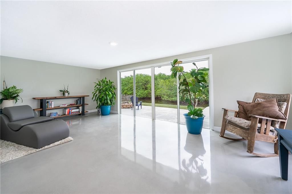 Recently Sold: $325,000 (3 beds, 2 baths, 1643 Square Feet)
