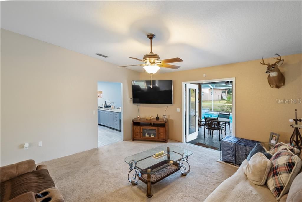 Recently Sold: $350,000 (3 beds, 2 baths, 1660 Square Feet)