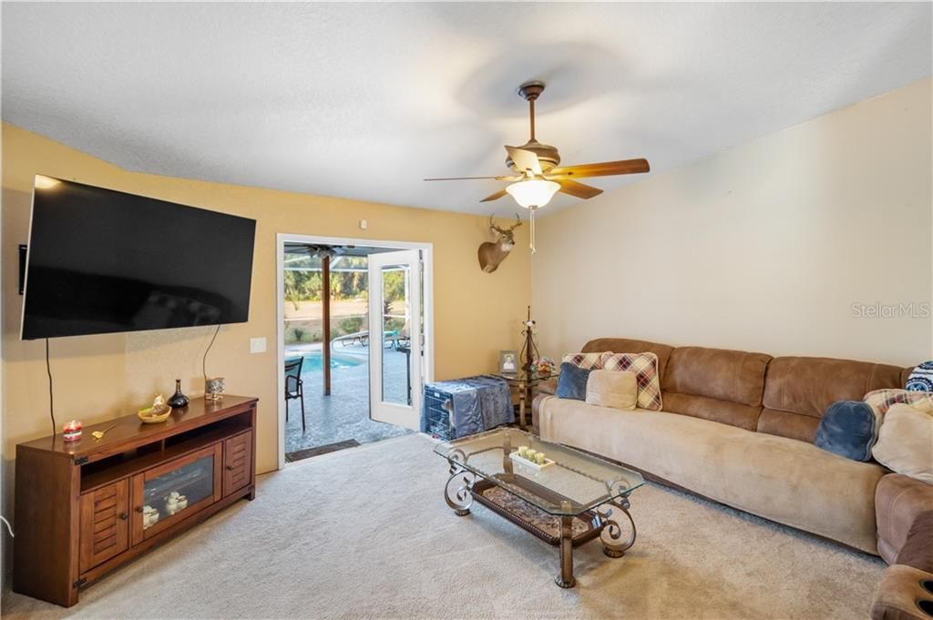 Recently Sold: $350,000 (3 beds, 2 baths, 1660 Square Feet)