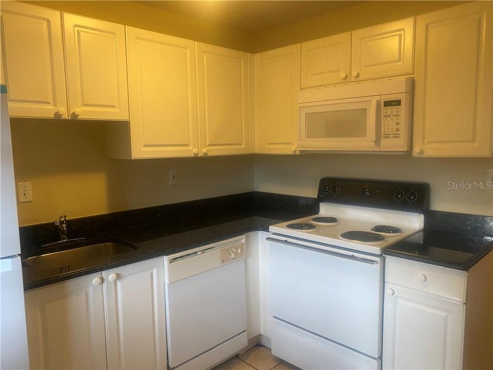 Recently Rented: $1,050 (2 beds, 1 baths, 899 Square Feet)