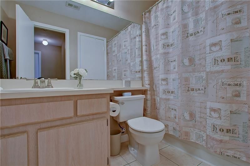 最近售出: $95,000 (1 贝兹, 1 浴室, 894 平方英尺)