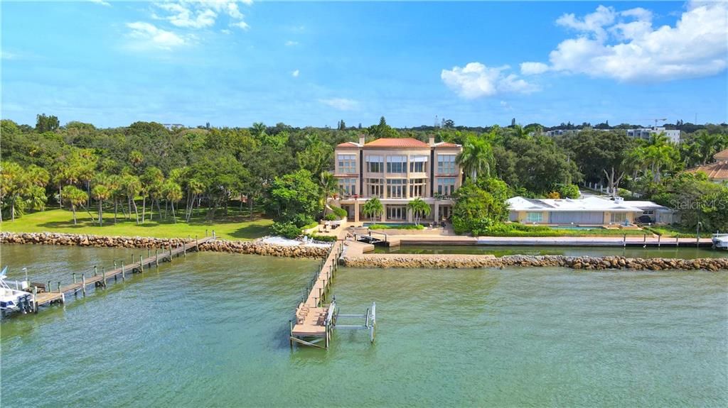 Recently Sold: $5,900,000 (5 beds, 6 baths, 7108 Square Feet)