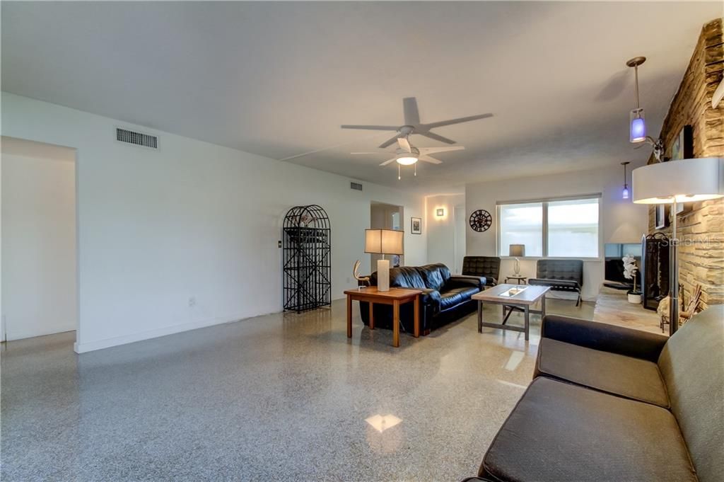Recently Sold: $390,000 (2 beds, 2 baths, 1632 Square Feet)