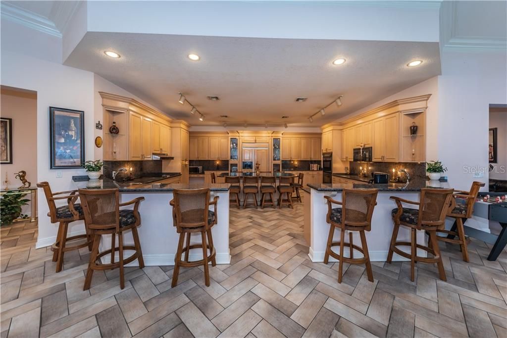 HUGE KITCHEN WITH WOOD CABINETS, GRANITE COUNTERTOPS