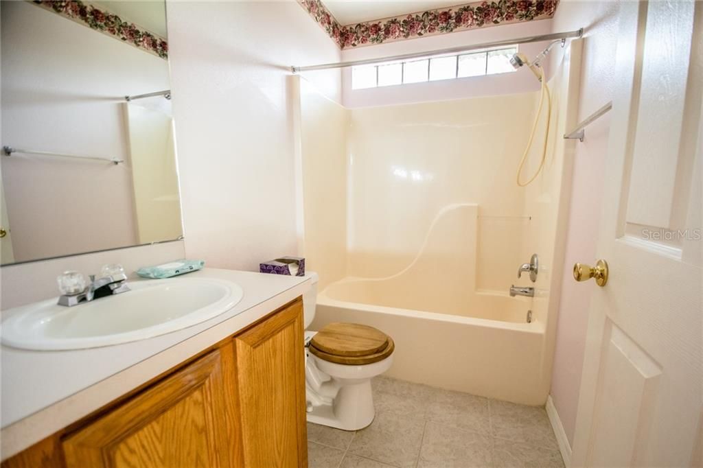 最近售出: $185,000 (3 贝兹, 2 浴室, 1074 平方英尺)