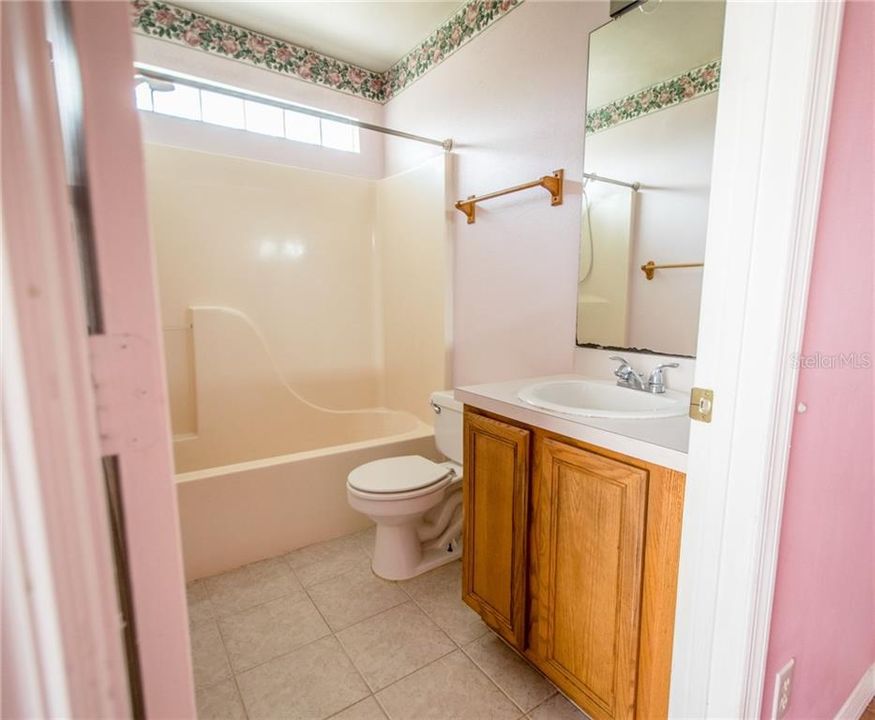 最近售出: $185,000 (3 贝兹, 2 浴室, 1074 平方英尺)