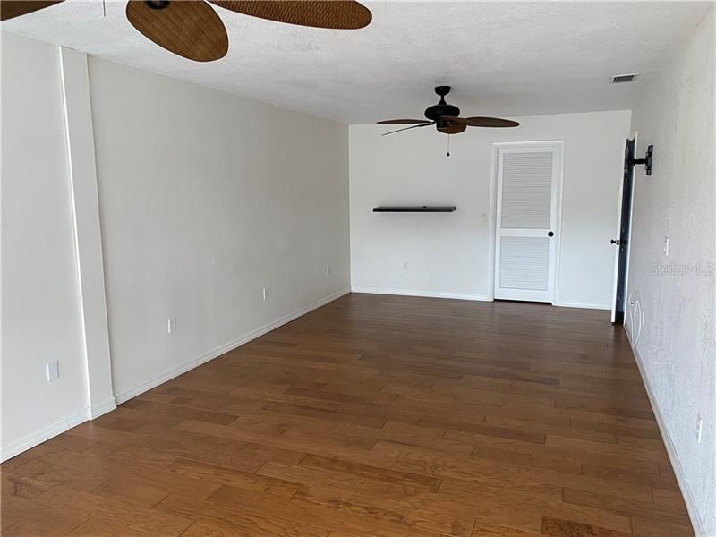 Recently Sold: $300,000 (2 beds, 2 baths, 1761 Square Feet)