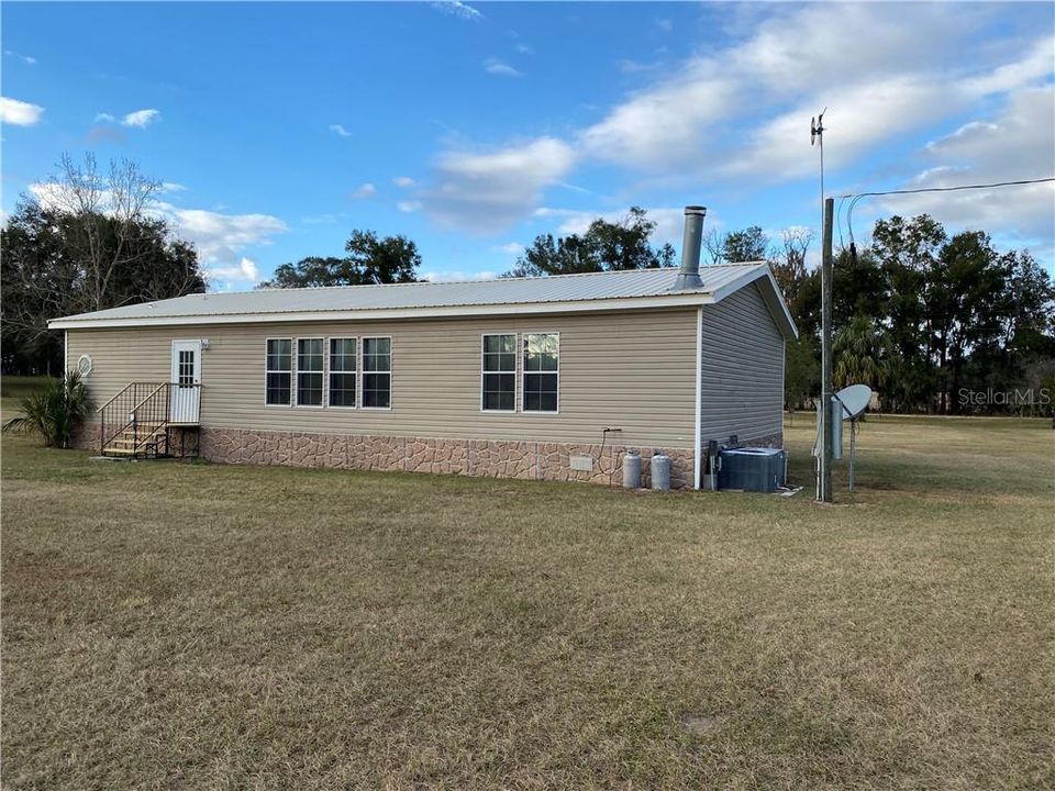Recently Sold: $137,500 (3 beds, 2 baths, 1568 Square Feet)