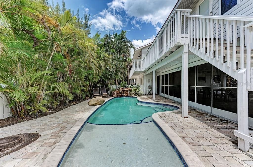 Recently Sold: $2,250,000 (5 beds, 4 baths, 2039 Square Feet)