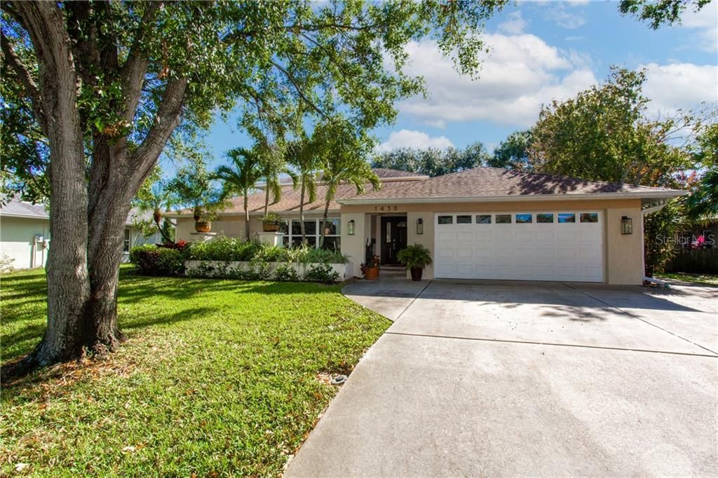 Recently Sold: $925,000 (4 beds, 3 baths, 3075 Square Feet)