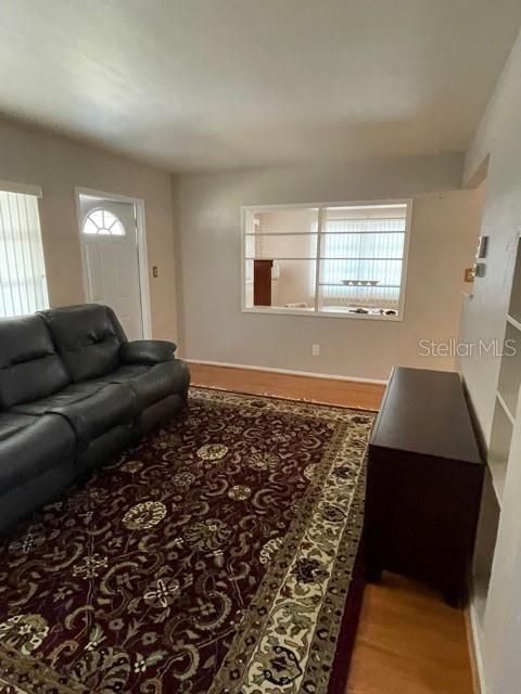 Recently Rented: $1,300 (2 beds, 1 baths, 934 Square Feet)