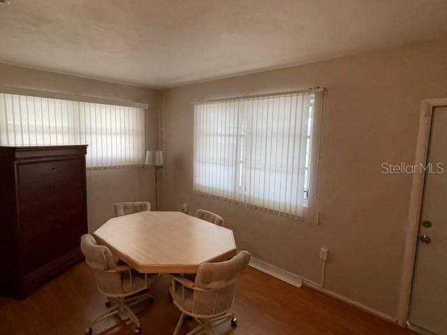 Recently Rented: $1,300 (2 beds, 1 baths, 934 Square Feet)