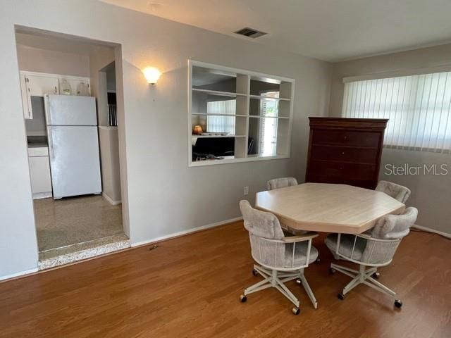 Recently Rented: $1,300 (2 beds, 1 baths, 934 Square Feet)