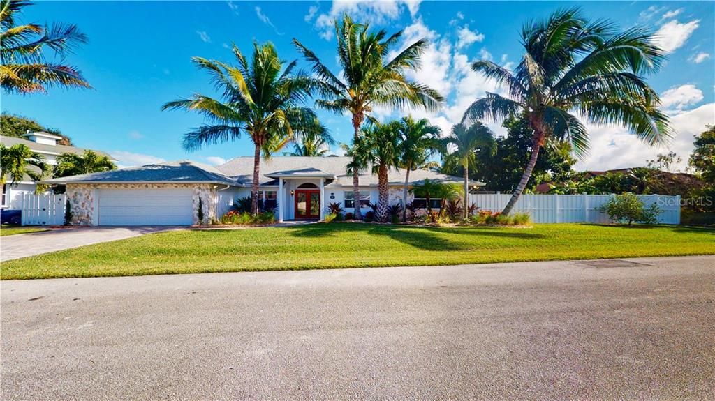 Recently Sold: $975,000 (4 beds, 2 baths, 2705 Square Feet)