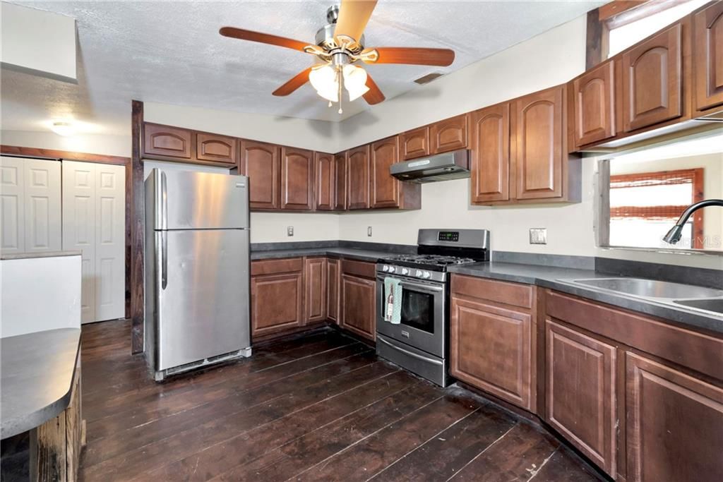Recently Sold: $300,000 (3 beds, 2 baths, 1374 Square Feet)