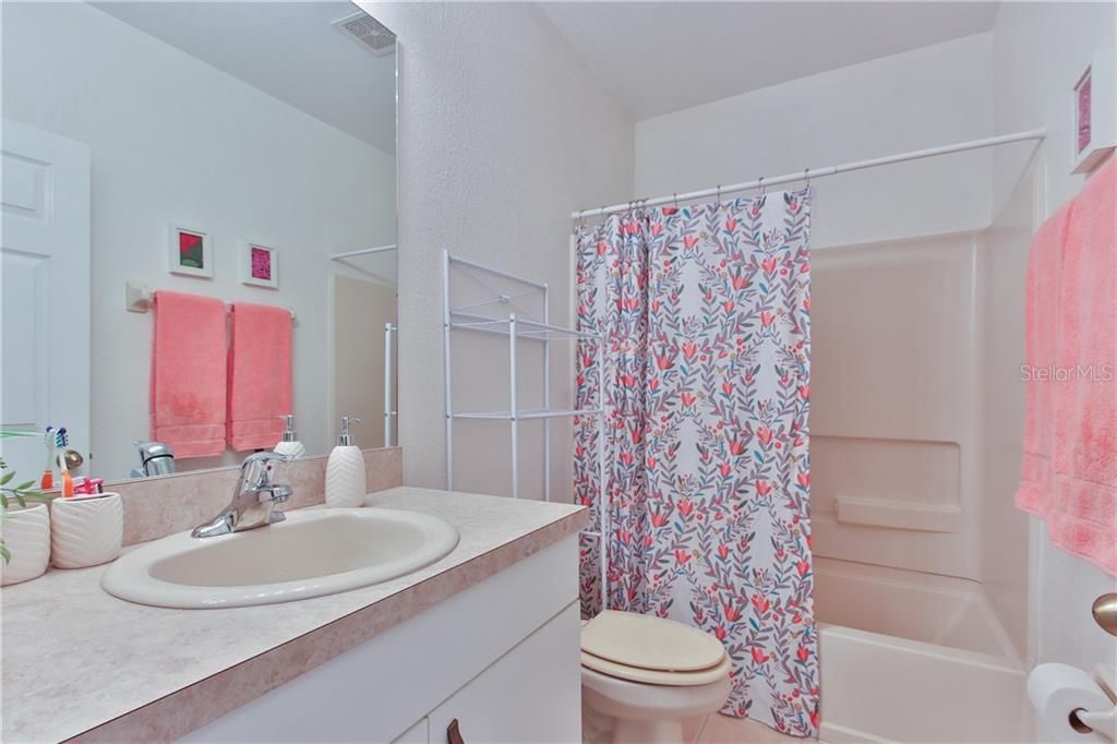 最近售出: $189,900 (3 贝兹, 2 浴室, 1175 平方英尺)