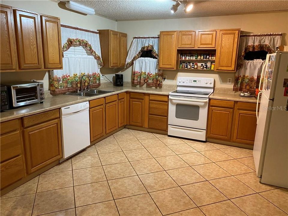 Recently Sold: $340,000 (2 beds, 1 baths, 1418 Square Feet)