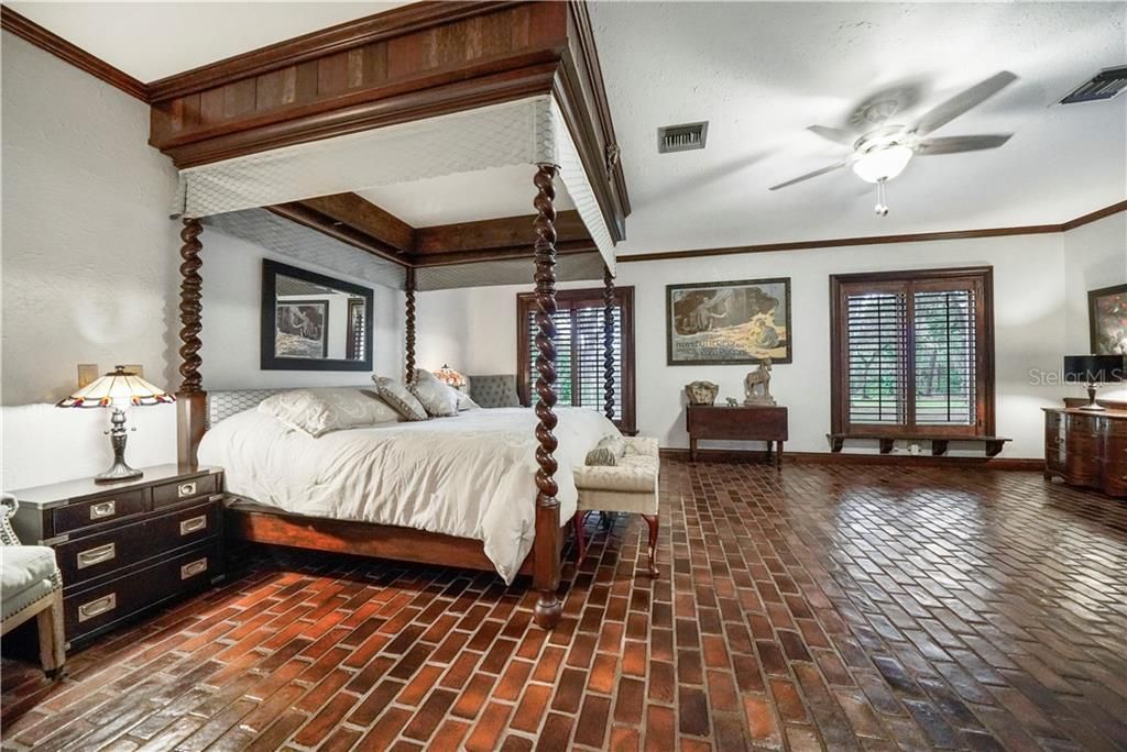 Master Suite w/ Built-in King Size Canopy Bed - Main House