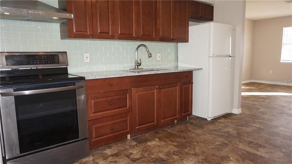 Recently Rented: $975 (2 beds, 1 baths, 728 Square Feet)