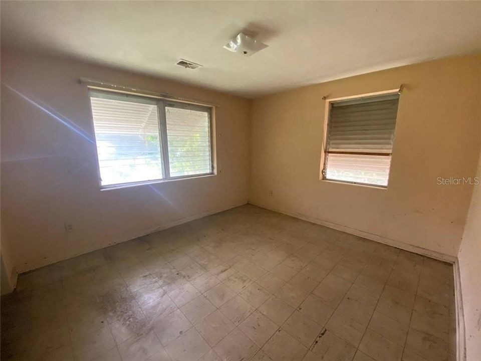 Recently Sold: $109,000 (2 beds, 1 baths, 921 Square Feet)