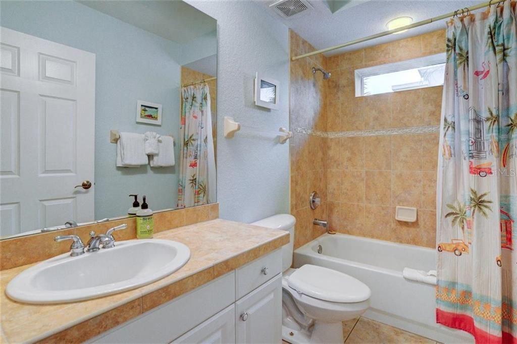 最近售出: $709,900 (2 贝兹, 2 浴室, 1279 平方英尺)