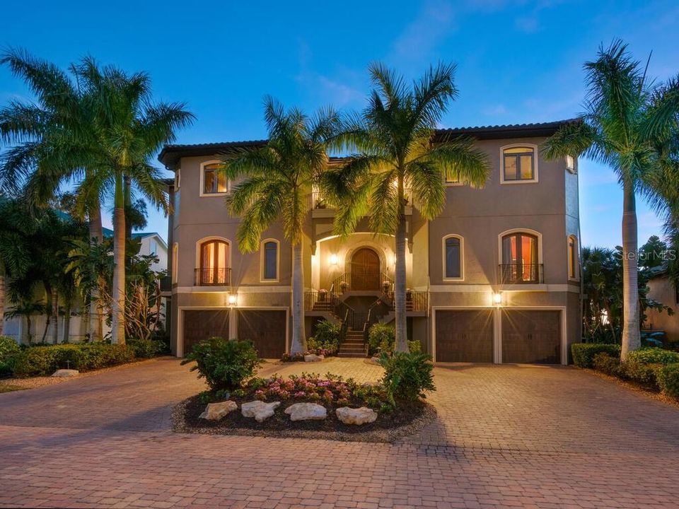 Recently Sold: $4,900,000 (5 beds, 4 baths, 5115 Square Feet)