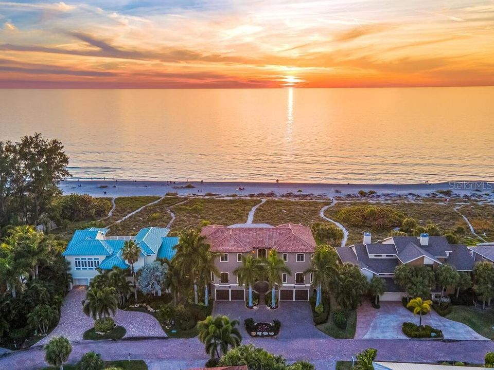 Recently Sold: $4,900,000 (5 beds, 4 baths, 5115 Square Feet)