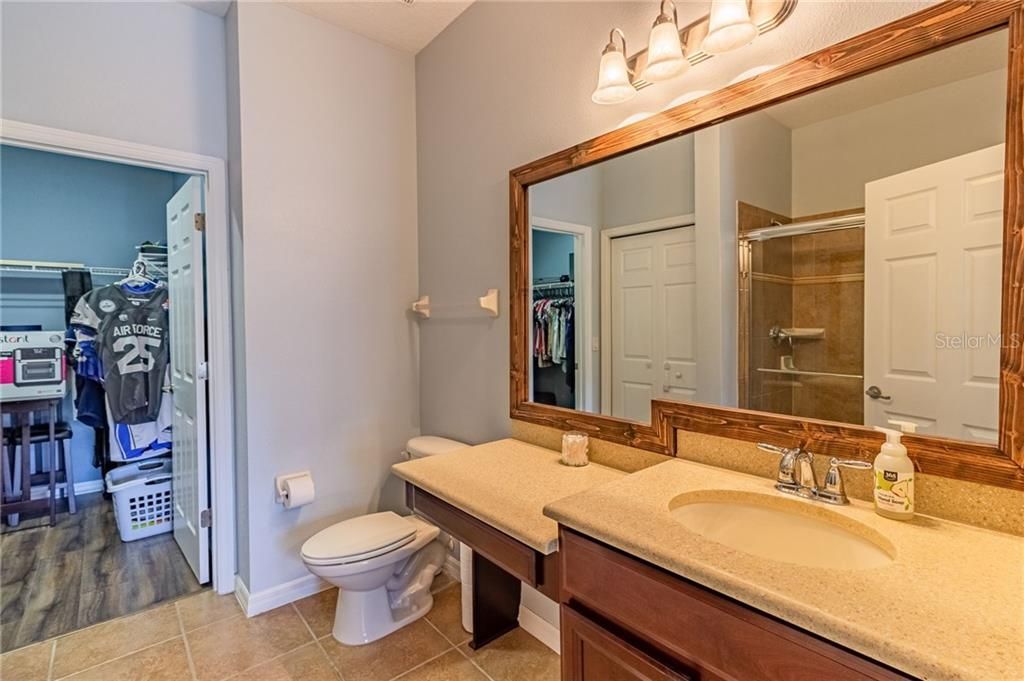 Master en suite bathroom with vanity area
