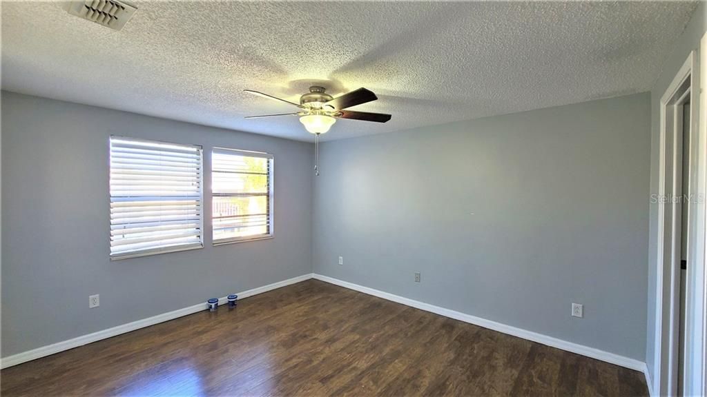 Recently Sold: $139,900 (2 beds, 2 baths, 915 Square Feet)