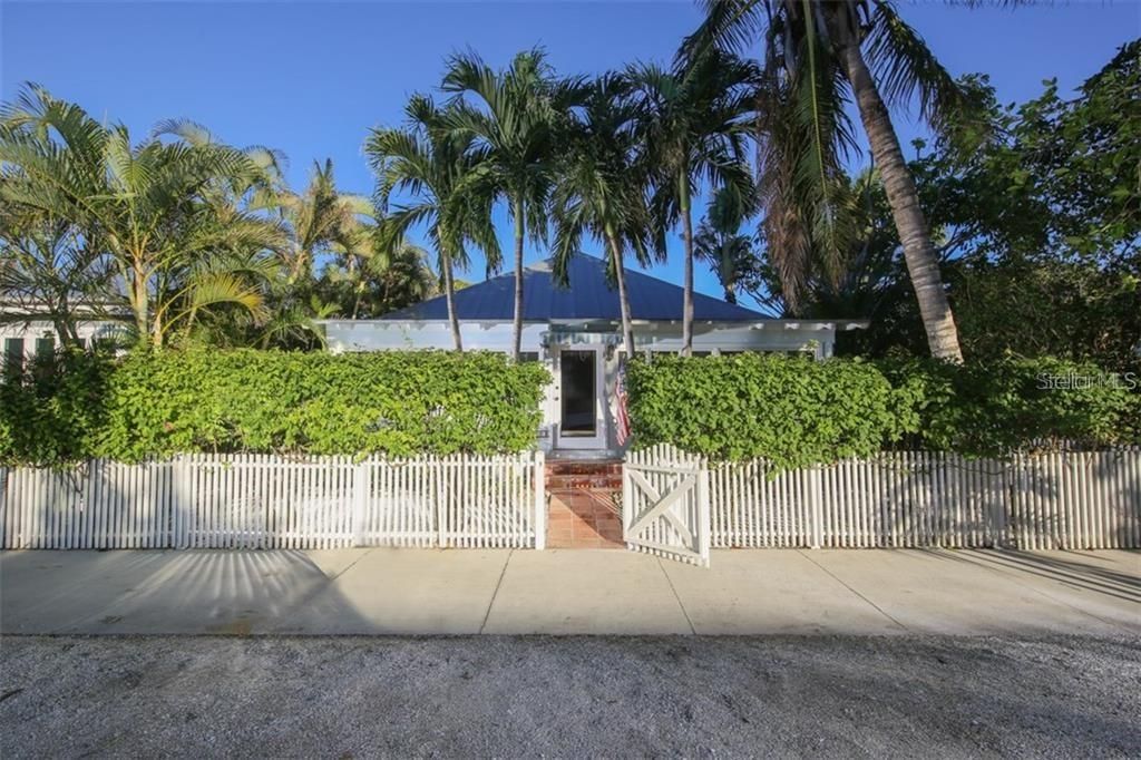 Recently Sold: $2,150,000 (3 beds, 3 baths, 2048 Square Feet)