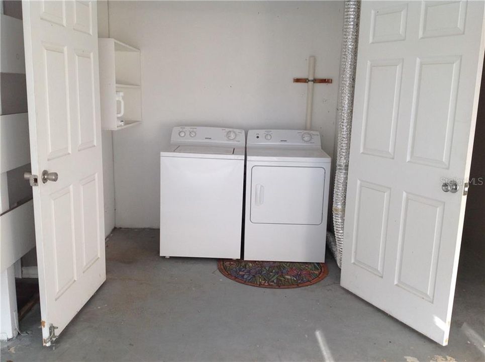 Full size Hotpoint washer and dryer in carport shed ~