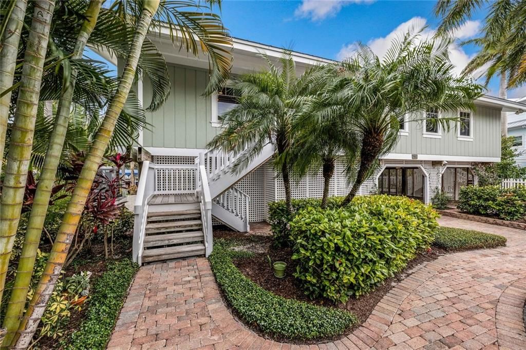 Recently Sold: $3,150,000 (3 beds, 2 baths, 2033 Square Feet)