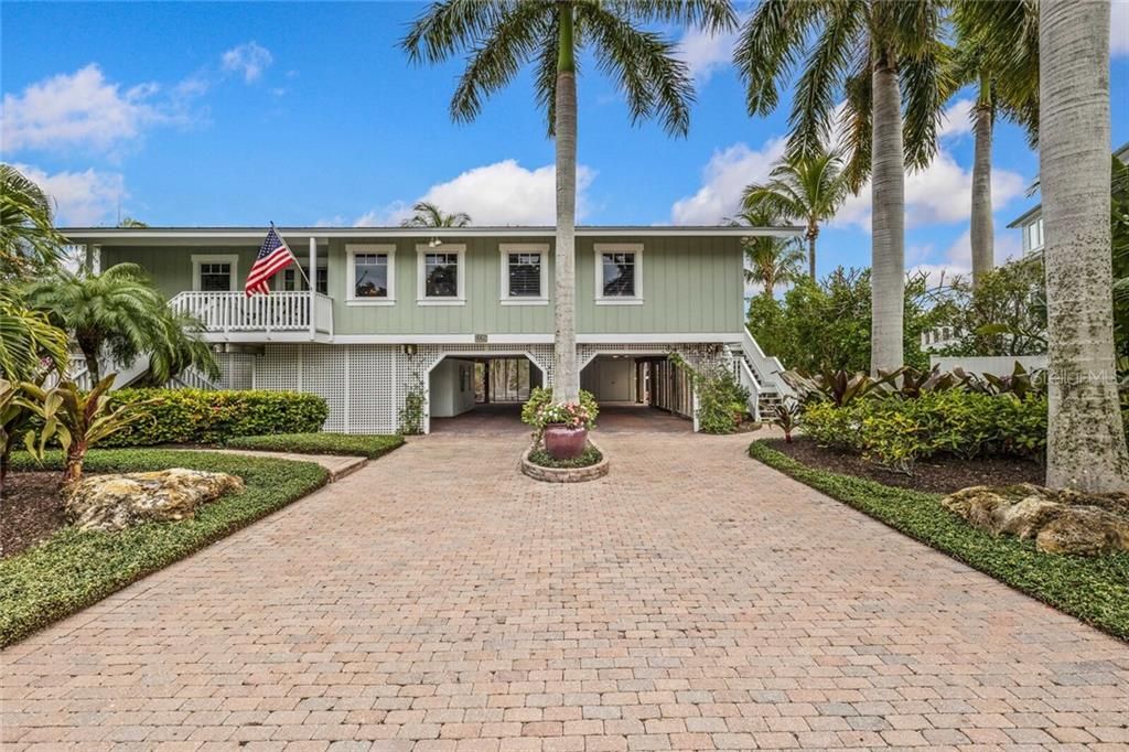 Recently Sold: $3,150,000 (3 beds, 2 baths, 2033 Square Feet)