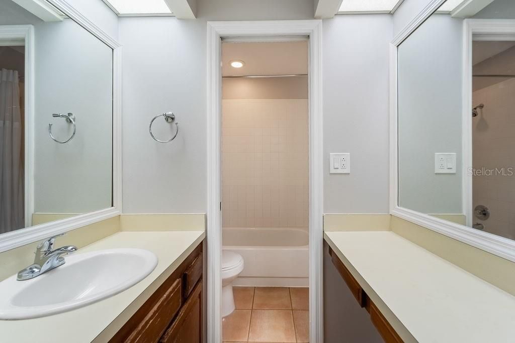 最近售出: $339,000 (2 贝兹, 1 浴室, 1304 平方英尺)