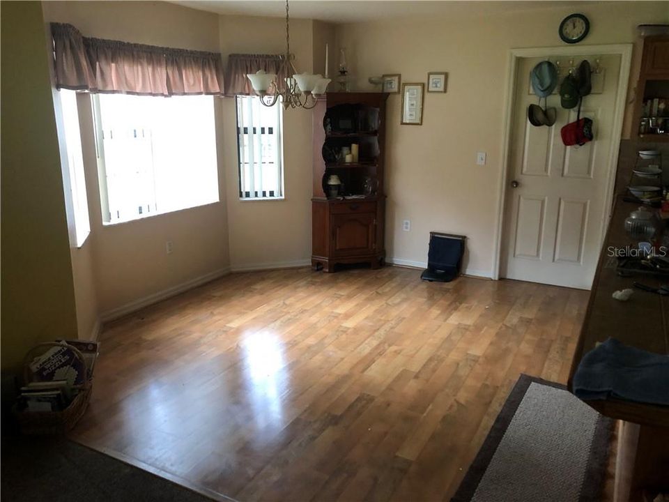 Recently Sold: $145,000 (3 beds, 2 baths, 1376 Square Feet)