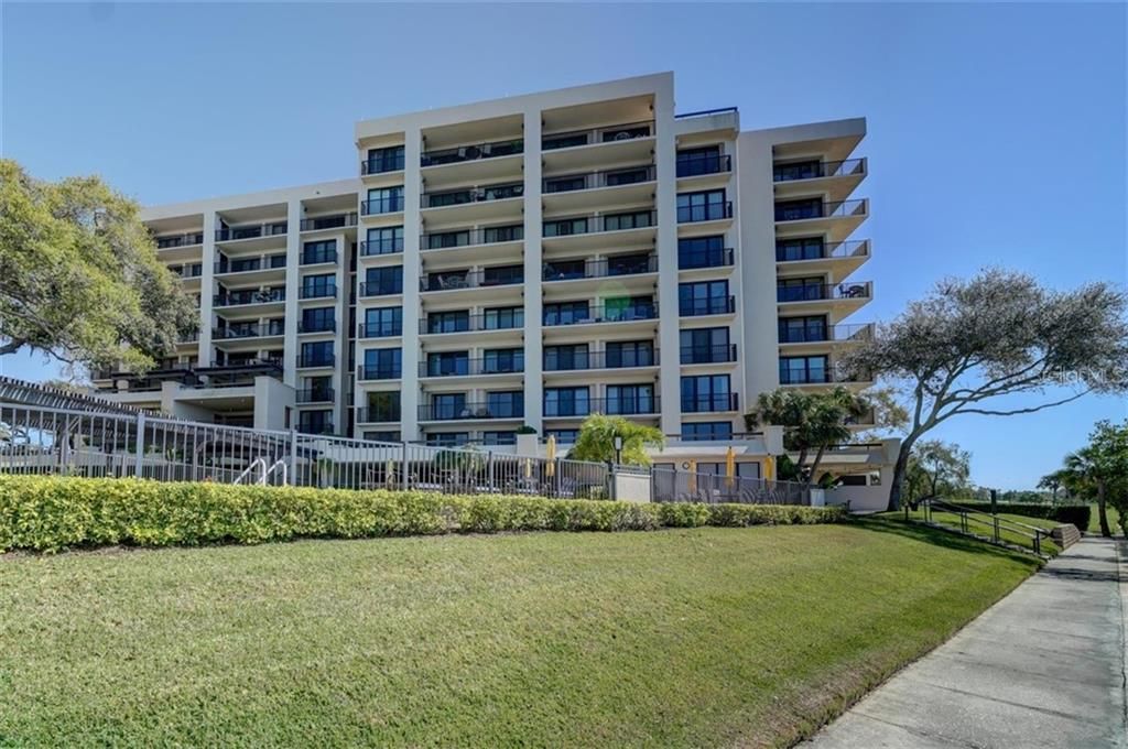 Recently Sold: $850,000 (2 beds, 2 baths, 1844 Square Feet)