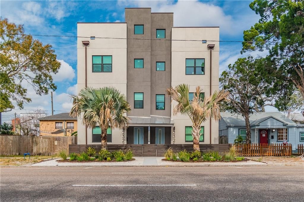 Recently Sold: $700,000 (3 beds, 3 baths, 2395 Square Feet)