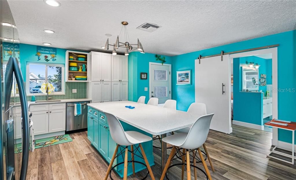 Recently Sold: $599,900 (2 beds, 2 baths, 1398 Square Feet)