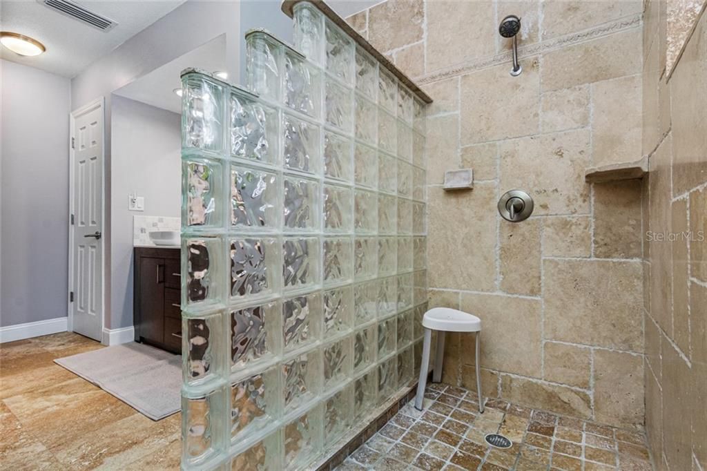 最近售出: $599,900 (2 贝兹, 2 浴室, 1398 平方英尺)