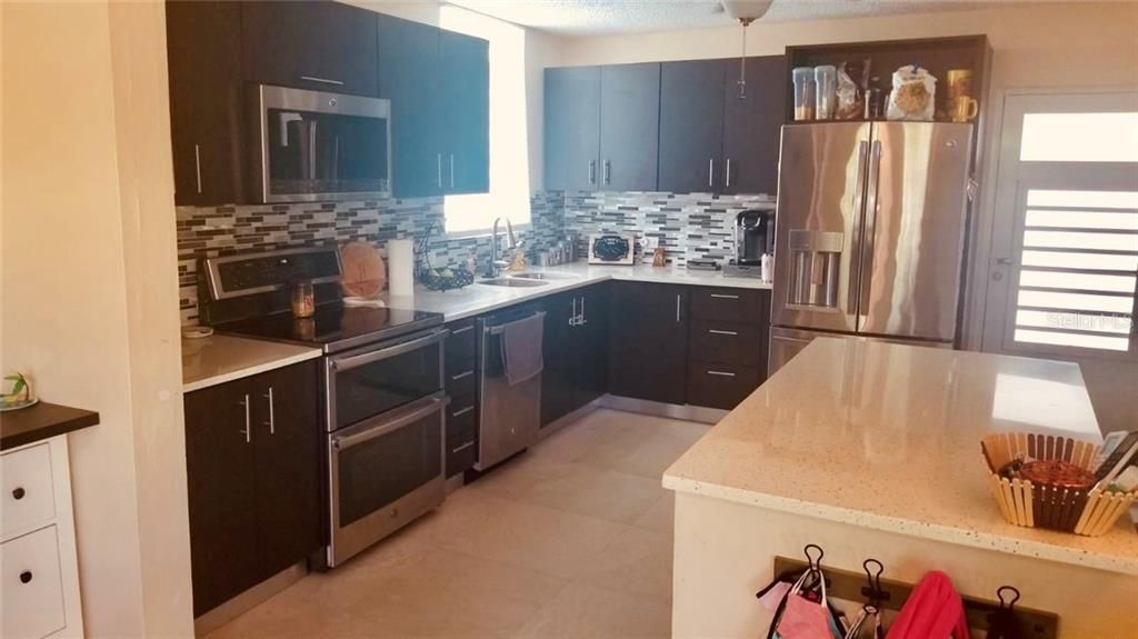 Vendido Recientemente: $279,900 (4 camas, 2 baños, 1750 Pies cuadrados)