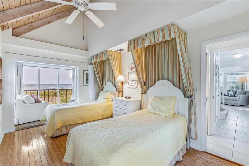Recently Sold: $1,995,000 (3 beds, 3 baths, 1540 Square Feet)
