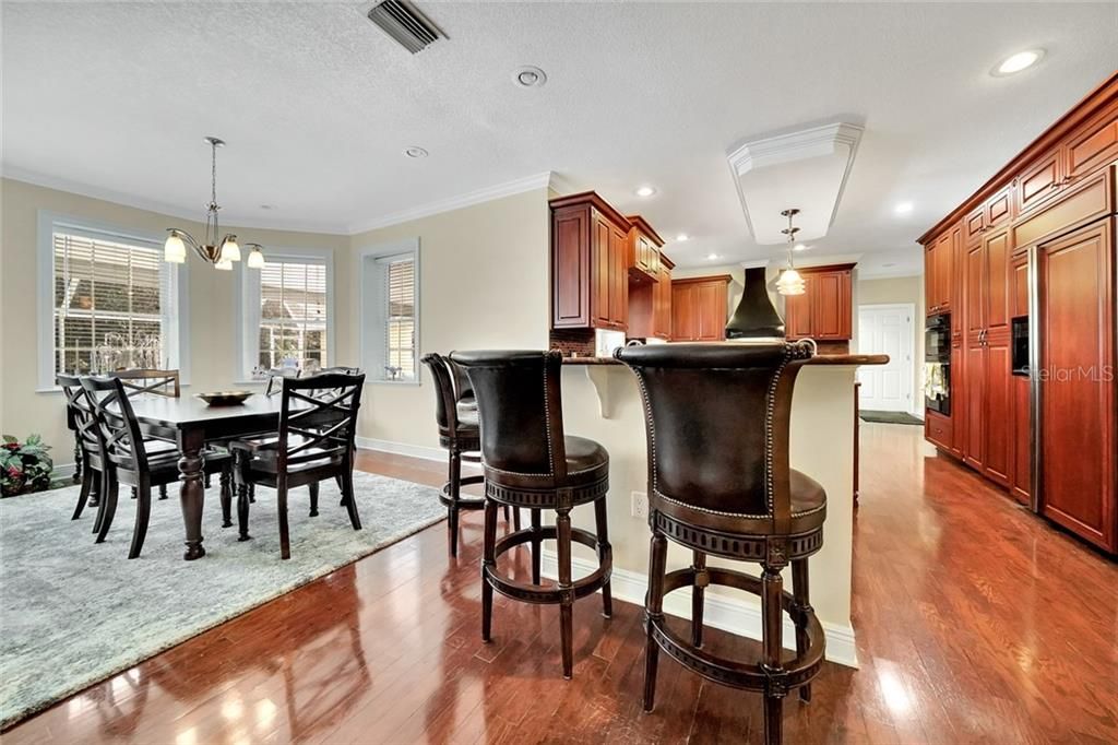 Breakfast bar, breakfast nook with views of the pool and lanai