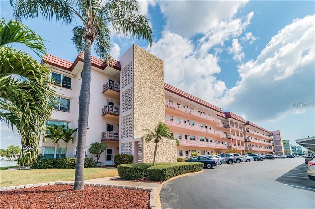 Recently Sold: $200,000 (1 beds, 1 baths, 815 Square Feet)
