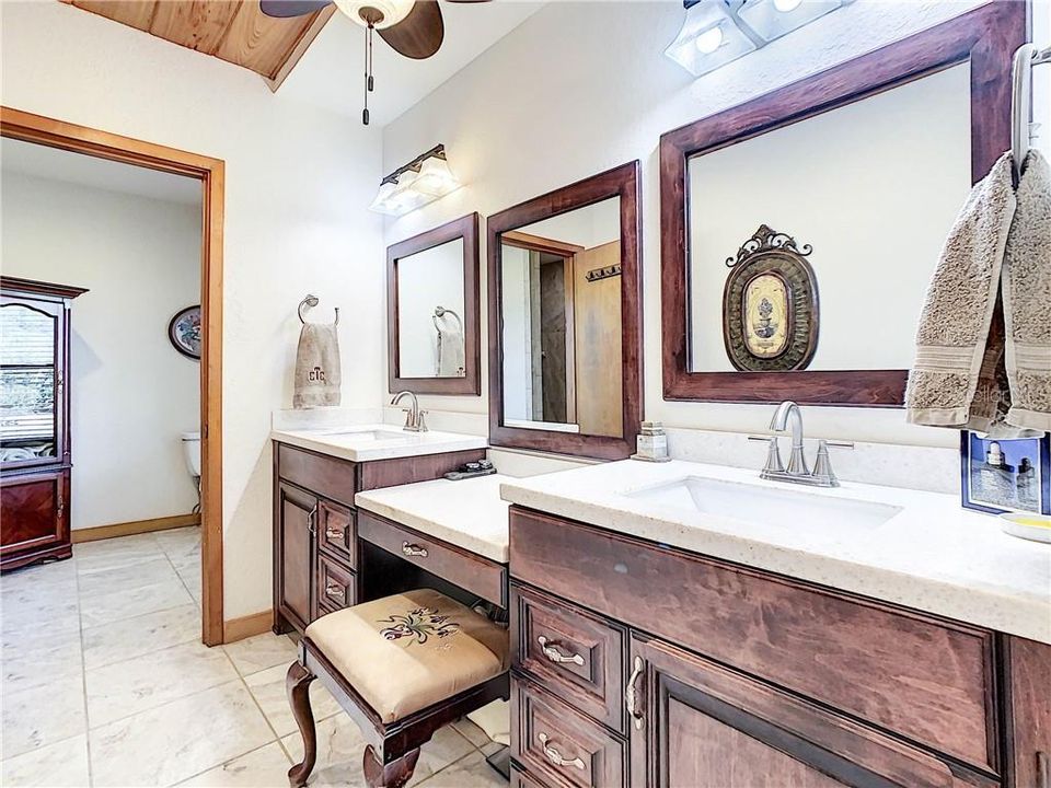最近售出: $695,000 (2 贝兹, 2 浴室, 2637 平方英尺)