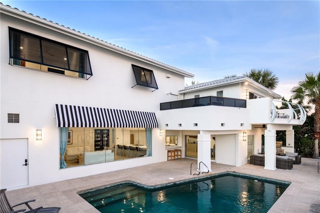 Recently Sold: $2,595,000 (6 beds, 4 baths, 4917 Square Feet)
