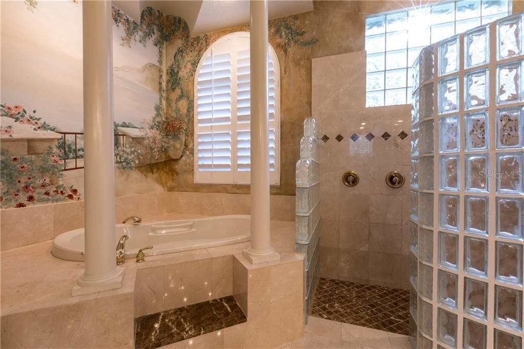 Недавно продано: $2,250,000 (5 спален, 6 ванн, 6383 Квадратных фут)