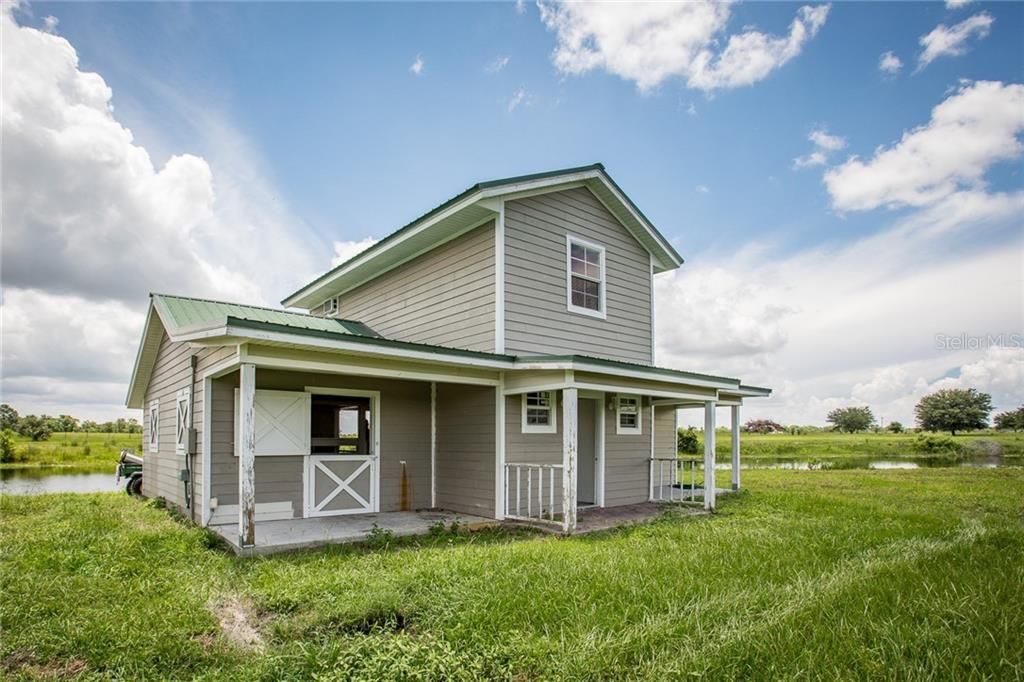 4 Stall Horse Barn w Studio Apartment upstairs